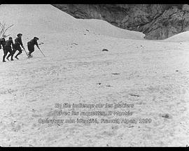 一队印度人在攀登冰山 En file indienne sur les glaciers avec les raquettes, montée