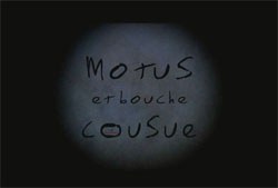 <span style='color:red'>闭</span>上<span style='color:red'>嘴</span>，别说话 Motus et bouche cousue