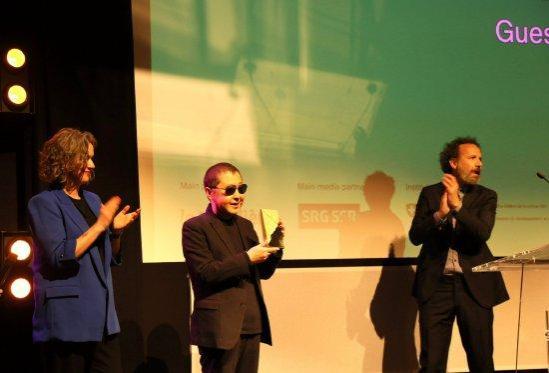 卡洛·沙特里安为贾樟柯颁发第55届瑞士尼翁真实电影节荣誉大奖